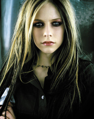 290320051222361 - As madeixas coloridas de Avril Lavigne