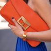 cluth-laranja-e-vestido-azul-klein