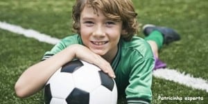 menino jogando futebol 5617 300x151 - Na idade certa...
