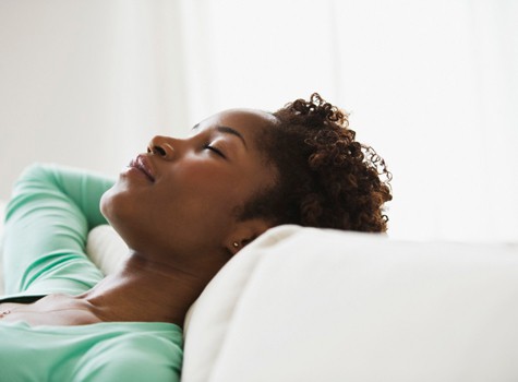 black woman sleeping 475x35011 - Acorde com Cabelos Bonitos e Arrumados - Especial Cabelos Cacheados