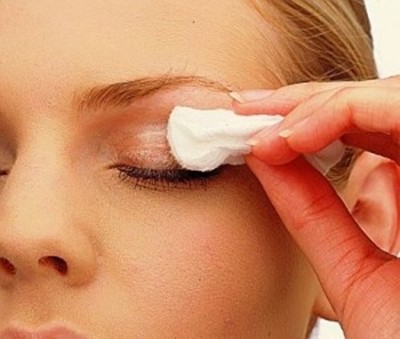 remover maquiagem dos olhos - Inflamação Causada Pele Uso de Maquiagem