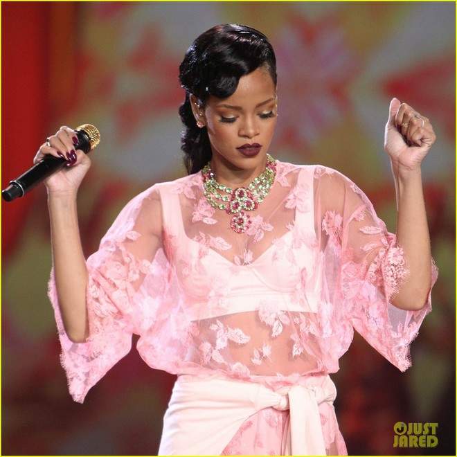 rihanna - Rihanna usa vestido feito em apenas duas horas!