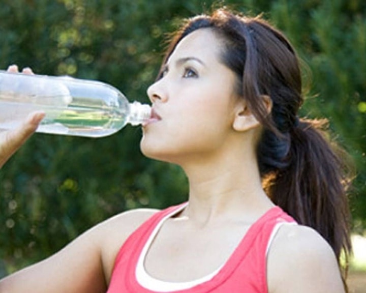 beber bastante agua pode ajudar a emagrecer mostra pesquisa 1279027449296 720x576 - Quer Emagrecer? Tome Água!