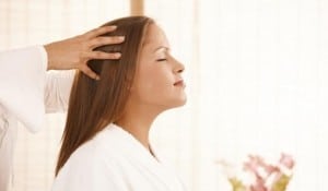 Massagem capilar: Ajuda no fortalecimento dos fios e relaxa