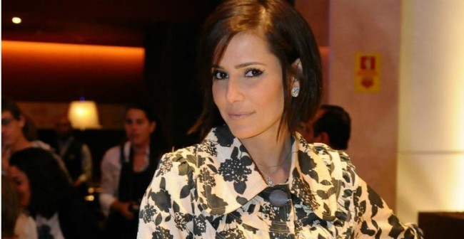 Com objetivo de dizer adeus a personagem atrapalhada e ao mesmo tempo romântica que interpretava na série “Louco por Elas”, apresentada na Rede Globo, a atriz optou por abrir mão do cabelo curtinho acompanhado de fios negros. O corte exibido por Deborah criado especialmente para sua personagem Giovana, era o mais pedido entre os curtinhos. Um sucesso absoluto! Com objetivo de dizer adeus a personagem atrapalhada e ao mesmo tempo romântica que interpretava na série “Louco por Elas”, apresentada na Rede Globo, a atriz optou por abrir mão do cabelo curtinho acompanhado de fios negros. O corte exibido por Deborah criado especialmente para sua personagem Giovana, era o mais pedido entre os curtinhos. Um sucesso absoluto!