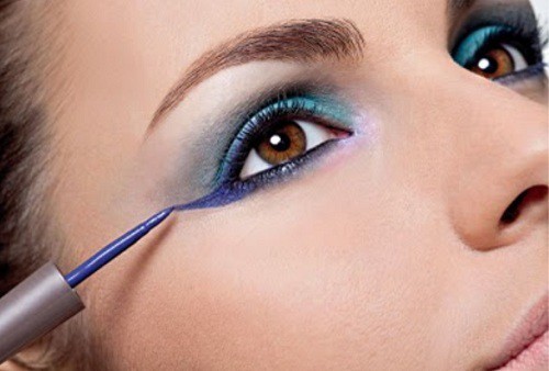 Mulher com maquiagem nos olhos - A Maquiagem Certa Para Valorizar Cada Tipo de Olho!