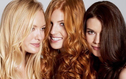 Mulheres de cabelos com cores diferentes1 - Como cuidar dos cabelos tingidos?