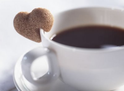 cafe biscoito coracao - Como Reduzir o Consumo de Cafeína sem Sofrimento?