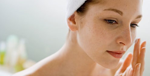 pele sensivel mulher passando hidratante - Sua Pele É Sensível? Saiba Como Cuidar!