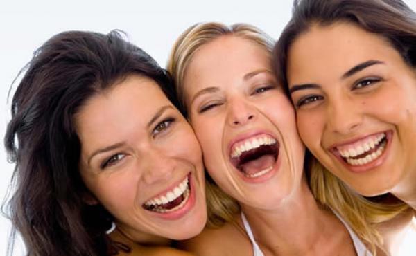 gargalhar com os amigos tem mesmo beneficio quimico dos exercicios1353092185 - 7 Motivos Pelos Quais Você Precisa Sorrir Mais!
