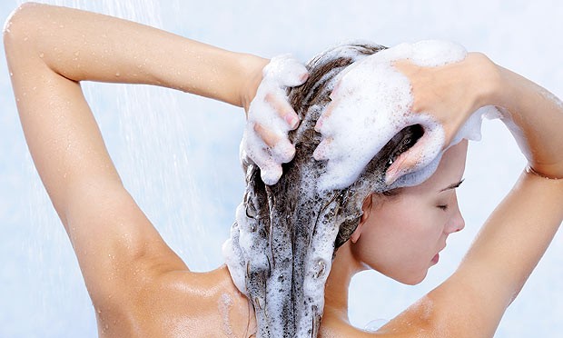 mulher lava cabelo xampu chuveiro 24585 - Máscaras Caseiras Que Revitalizam os Fios