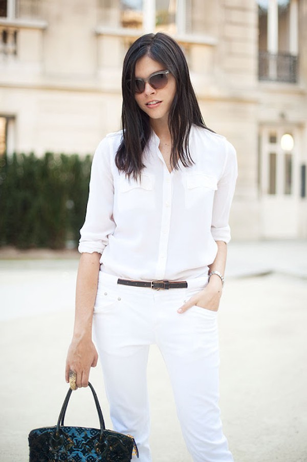 Camisa branca com calça jeans branco street-style-girl-in-all-white-and-translucent-sunglasses